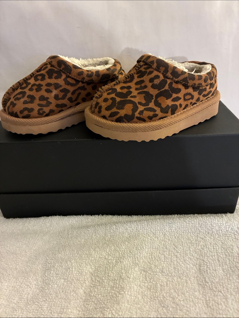 Cats & Jacks kids Leopard Print Cozy Slip-On Slippers inner faux sheering